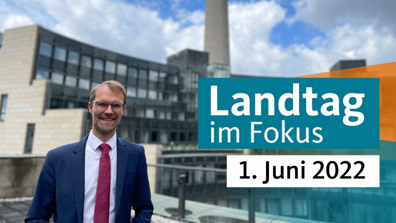 Dr. Christian Untrieser steht auf der Terrasse des Landtags NRW. Er lächelt und trägt einen dunkelblauen Anzug, ein weißes Hemd und eine rote Krawatte. Im Hintergrund: Der Düsseldorfer Fernsehturm.