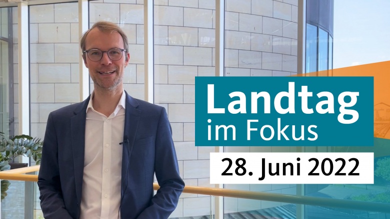 Dr. Christian Untrieser lächelt. Er trägt ein dunkelblaues Sakko, ein weißes Hemd und eine rundliche, graue Brille. Text: Landtag im Fokus, 28. Juni 2022