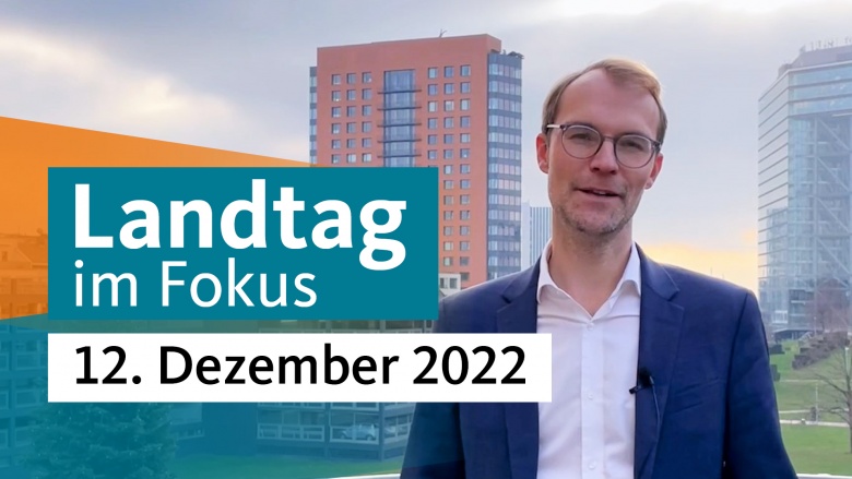 Landtag im Fokus - 12. Dezember 2022: Dr. Christian Untrieser steht auf der Terrasse des Landtags NRW. Hintergrund: Park, großer Weihnachtsbaum, hohes Bürogebäude