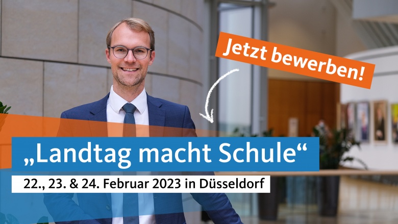 Foto: Christian Untrieser lächelt freundlich. Er trägt einen blauen Anzug mit weißem Hemd und blauer Krawatte. Text: Jetzt bewerben! "Landtag macht Schule" 22., 23. und 24. Februar 2023 in Düsseldorf