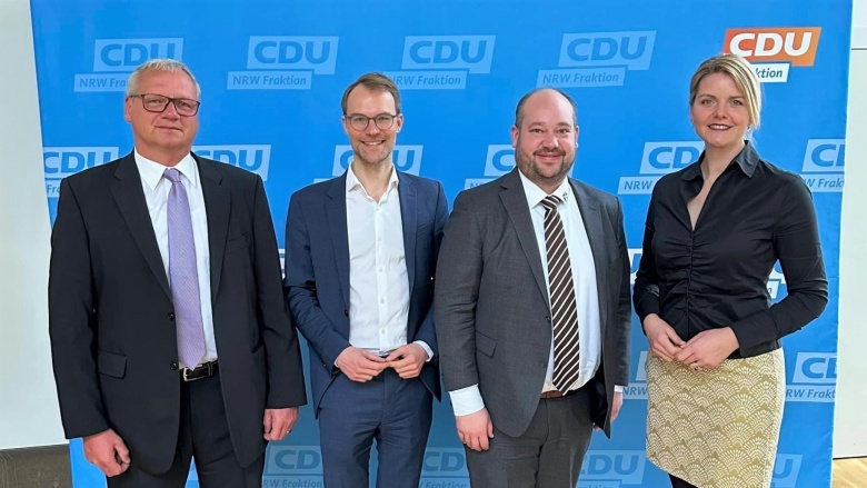 Landesinnungsmeister Andreas Peeters, Dr. Christian Untrieser MdL, Vorstandsmitglied Dr. Julian Schwark von der Schornsteinfegerinnung und Christina Schulze-Föcking MdL