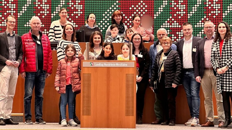 Besuch der Großen Erkrather Karnevalsgesellschaft im Landtag Düsseldorf Gruppenfoto der Karnevalsgesellschaft Große Erkrather KG e.V. am Rednerpult im Plenarsaal (Landtag NRW) zusammen mit Dr. Christian Untrieser
