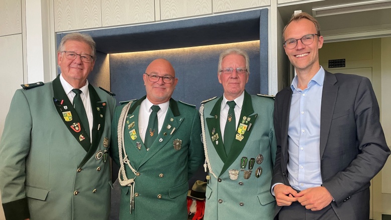 Erkrather Schützen Markus Steinacker, Jürgen Ziegner und Rainer Weissmann der St. Sebastianus Schützenbruderschaft Erkrath mit Dr. Christian Untrieser
