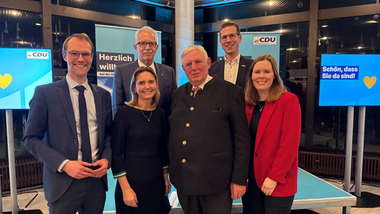 Start ins neue Jahr: Neujahrsempfänge als wichtige Gesprächsplattform vordere Reihe (v.l.n.r.): Christian Untrieser MdL, Bettina Warnecke (Bürgermeisterin Haan), Minister Karl-Josef Laumann, Sarah Harden (Vorsitzende CDU Erkrath); hintere Reihe (v.l.n.r.): Landrat Thomas Hendele, Christoph Schultz (Bürgermeister Erkrath)