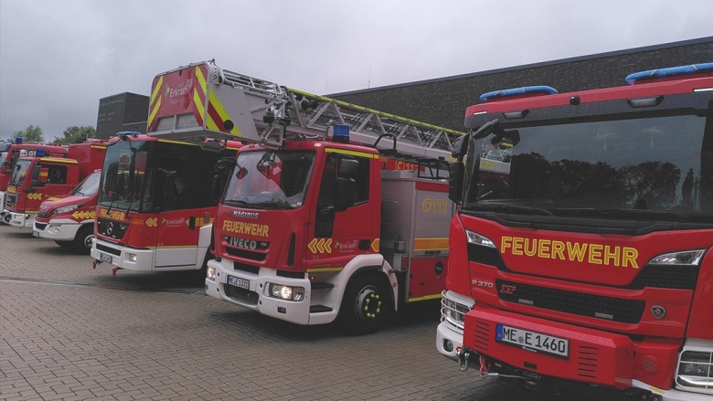 Feuerwehr-Einsatzwagen vor der neuen Feuerwache in Erkrath