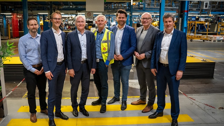 Gruppenfoto der CDU-Landtagsabgeordneten bei Ford in Köln-Niehl gemeinsam mit Ford-Mitarbeitern