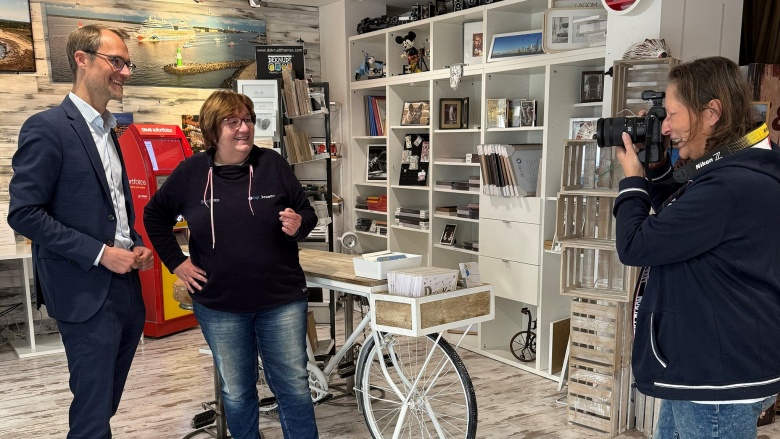 Kreativität trifft Qualität in Gruiten - Zu Gast bei BGL_kreativ Ulrike Gaffkus (rechts im Bild) fotografiert Dr. Christian Untrieser und ihre Kollegin Birgitt Laaps