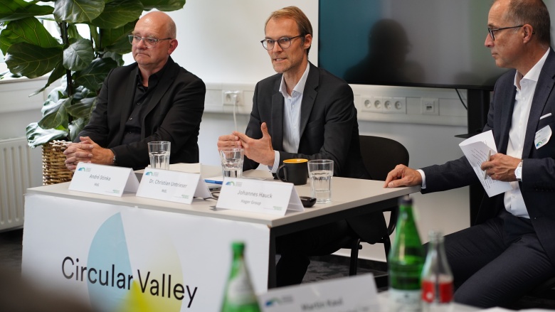Circular Valley in Wuppertal: Austausch über eine echte Kreislaufwirtschaft Dr. Christian Untrieser bei seinem Vortrag bei der Veranstaltung „Circular Shift – Business in the Loop, Resources in Focus“ (Circular Valley Wuppertal)