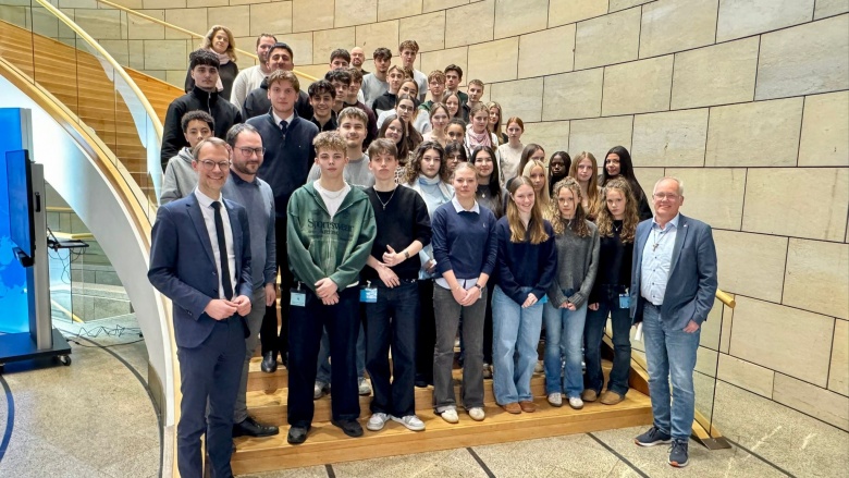 Schulklasse vom Konrad-Heresbach-Gymnasium in Mettmann steht auf der großen Treppe in der Wandelhalle des Landtags NRW. Links vorne Dr. Christian Untrieser MdL; rechts vorne Martin Sträßer MdL