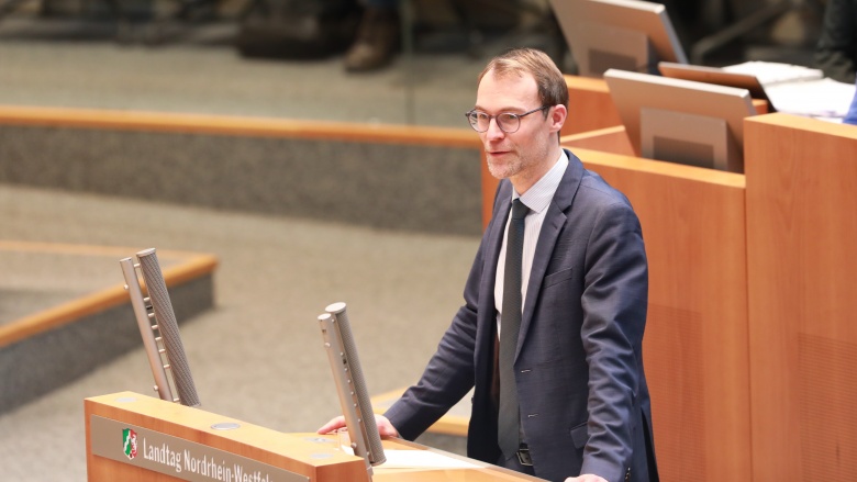 Dr. Christian Untrieser am Rednerpult im Plenarsaal vom Landtag NRW bei seiner Plenarrede am 28.01.2026