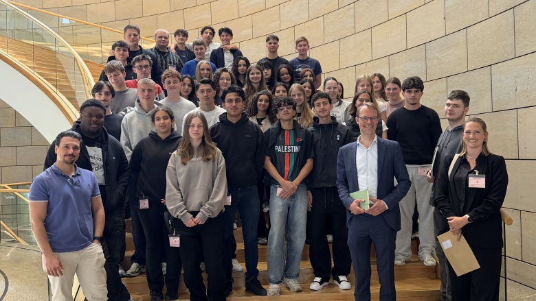 Gruppenfoto der EF-Jahrgangsstufe der Ulla-Hahn-Gesamtschule mit Dr. Christian Untrieser im Landtag NRW