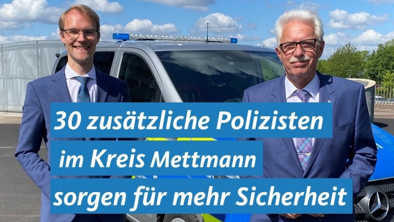 Dr. Christian Untrieser und Landrat Thomas Hendele stehen vor einem Polizeiauto.