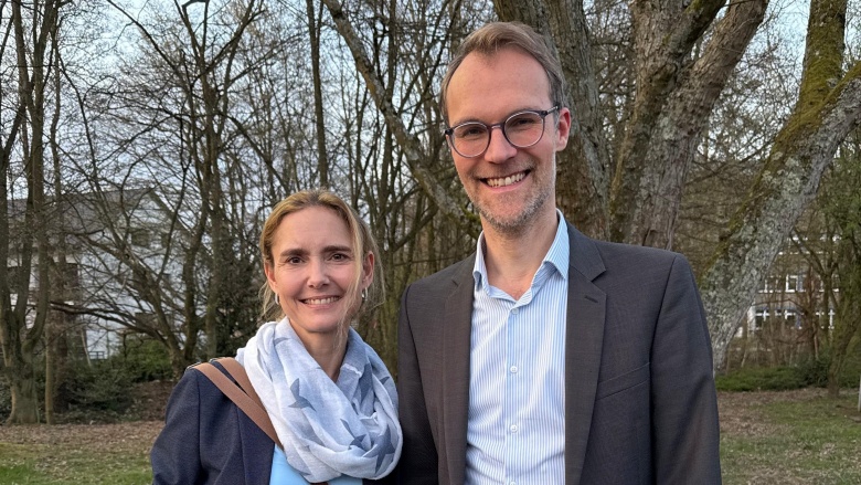 Ich unterstütze Bettina Warnecke bei ihr Landratskandidatur Bettina Warnecke (Bürgermeisterin des Stadt Haan) und Christian Untrieser (MdL für den Kreis Mettmann 2) lächeln in die Kamera