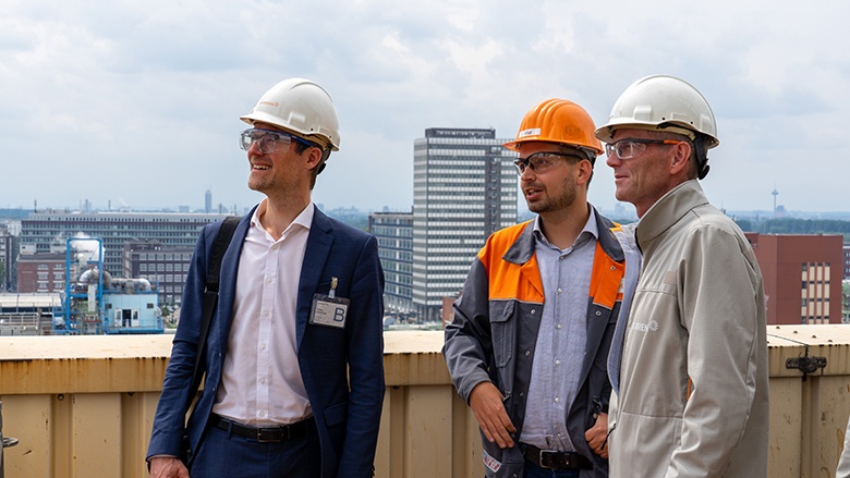 Christian Untrieser blickt mit zwei Mitarbeitern von CURRENTA über den CHEMPARK in Leverkusen.