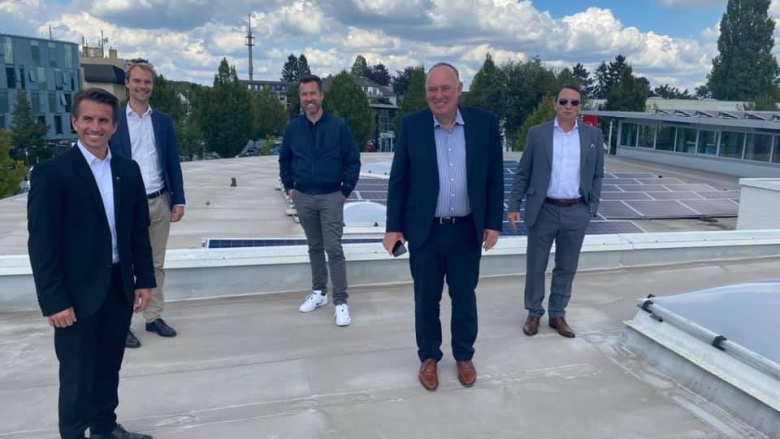 Hans Brandenburg GmbH Dr. Christian Untrieser und andere auf dem Dach von BMW Hans Brandenburg GmbH. Das Dach ist mit Photovoltaikanlagen ausgestattet.