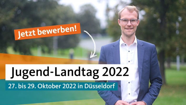 Text: Jetzt bewerben! Jugend-Landtag 2022. 27.-29. Oktober 2022 in Düsseldorf. Foto: Dr. Christian Untrieser auf einer Wiese. Er lächelt und trägt ein weißes Hemd, darüber ein blaues Sakko und eine rundliche, graue Brille.