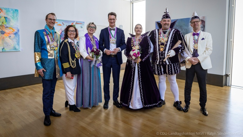 Närrischer Landtag Das Hildener Prinzenpaar zu Gast im Landtag NRW mit Dr. Christian Untrieser MdL, Claudia Schlottmann MdL und Ministerpräsident Hendrik Wüst.