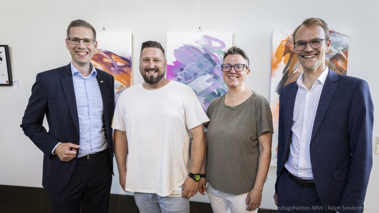 Gruppenfoto mit Dr. Christian Untrieser, Künstler PETO, Ekraths Bürgermeister Christoph Schultz und anderen