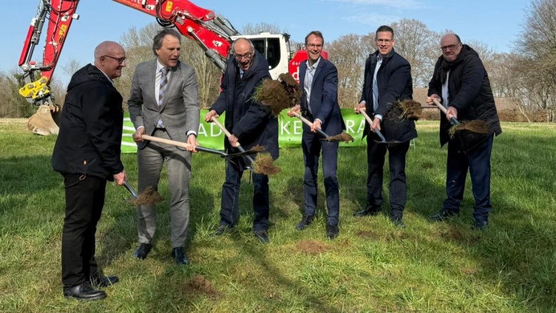 Gruppenfoto beim Spatenstich der neuen Solarthermieanlage in Erkrath (u.a. im Bild: Dr. Christian Untrieser MdL & Erkraths Bürgermeister Christoph Schultz)