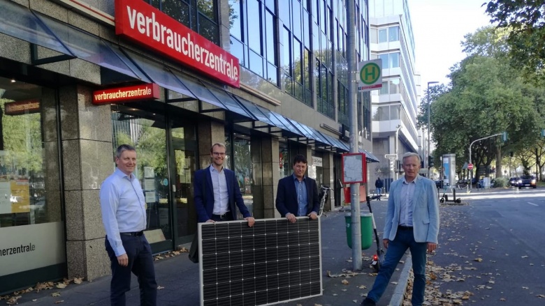 Dr. Christian Untrieser und andere vor der Verbraucherzentrale NRW mit einem Solarsteckermodul.