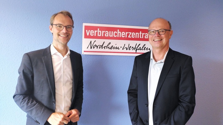 Dr. Christian Untrieser (links) und Wolfgang Schuldzinski (rechts) im Gespräch bei der Verbraucherzentrale NRW
