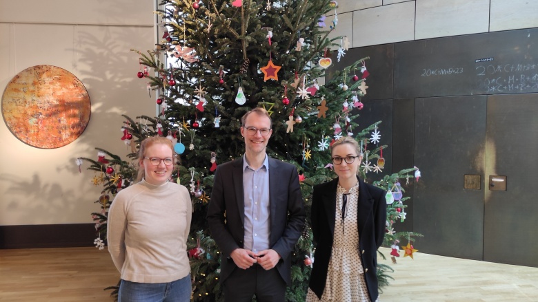 Frohe Weihnachten Dr. Christian Untrieser und sein Team vor dem CDU-Fraktion-Weihnachtsbaum im Landtag NRW
