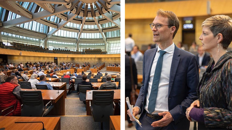Werkstattgespräch: Bürgerbeteiligung Windenergie links: Plenarsaal des Landtags NRW mit vielen Teilnehmer/innen des Werkstattgesprächs; rechts: Dr. Christian Untrieser und Wibke Brems im Gespräch