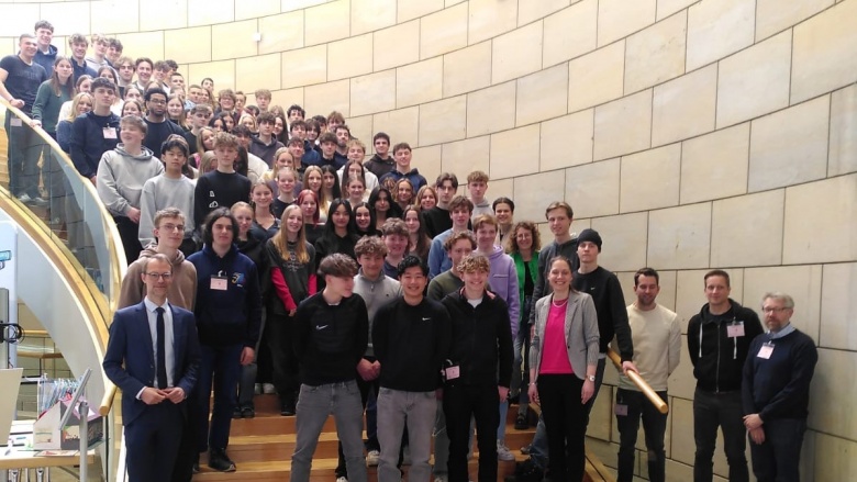 Schülergruppenfoto auf der Treppe im Foyer des Landtags NRW