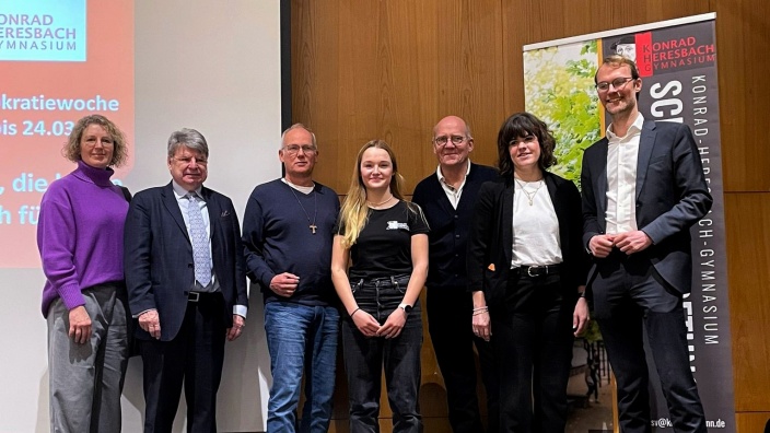 v.l.n.r.: Sandra Pietschmann (Bürgermeisterin Mettmann), Ulrich von Alemann (Politikwissenschaftler), Martin Sträßer MdL, Jana Reiter (Schülersprecherin & Moderation), Jürgen Artmann (Pfarrer), Ina Beschel-Krastl MdL, Dr. Christian Untrieser MdL