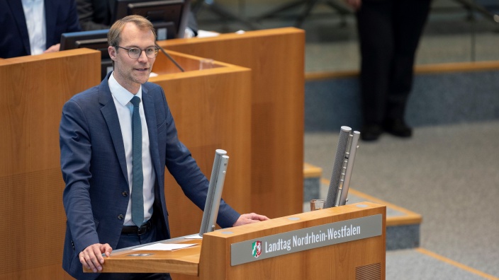 Dr. Christian Untrieser am Rednerpult im Plenarsaal vom Landtag NRW