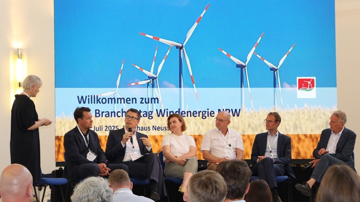 Podiumsdiskussion mit Dr. Christian Untrieser MdL und anderen beim Branchentag Winderenergie in Neuss