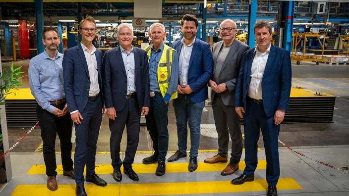 Gruppenfoto der CDU-Landtagsabgeordneten bei Ford in Köln-Niehl gemeinsam mit Ford-Mitarbeitern