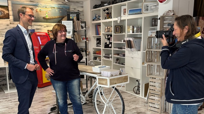 Ulrike Gaffkus (rechts im Bild) fotografiert Dr. Christian Untrieser und ihre Kollegin Birgitt Laaps