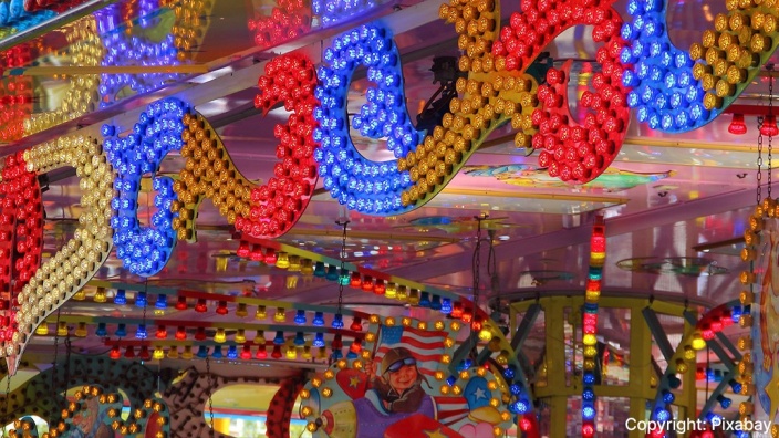 Bunte Lichter an einem Kinder-Karussell  auf der Kirmes