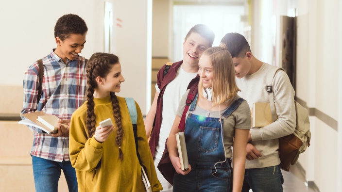 Gruppenfoto: jugendliche Schülerinnen und Schüler