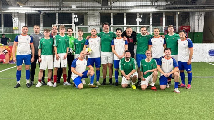 Gruppenfoto der Fußballmannschaften Maccabi Düsseldorf und FC Landtag