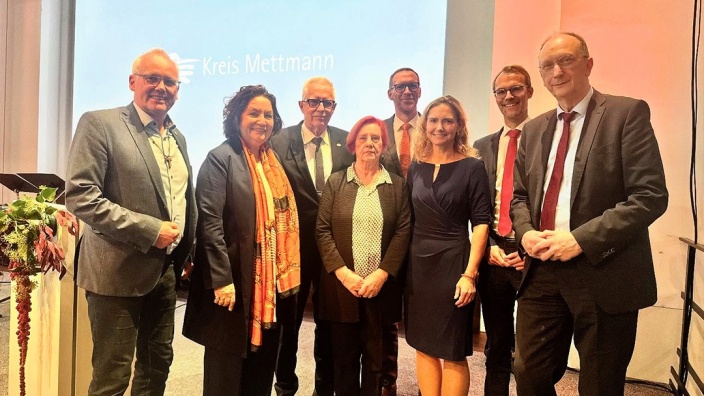 Gruppenfoto bei der Verabschiedung von Landrat Thomas Hendele mit ihm und der neuen Landrätin des Kreis Mettmann Bettina Warnecke