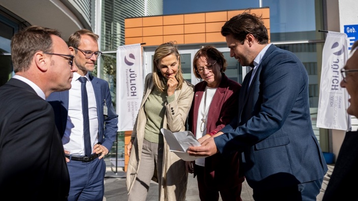 Abgeordnete der CDU-Landtagsfraktion NRW im Gespräch vor dem Forschungszentrum Jülich