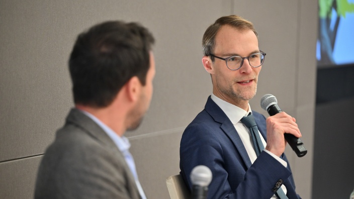 Dr. Christian Untrieser MdL als Redner bei einer Paneldiskussion auf der Veranstaltung „80 Jahre Soziale Marktwirtschaft – Wohlstand für alle?“