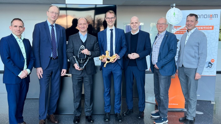 Gruppenfoto beim Mettmanner Unternehmen Fondium u.a. mit Dr. Klaus Wiener MdB, Martin Sträßer MdL und Dr. Christian Untrieser MdL