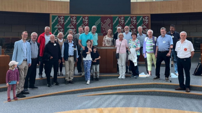 Gruppenfoto: Bruderschaft Erkrath im Plenarsaal des Landtags NRW