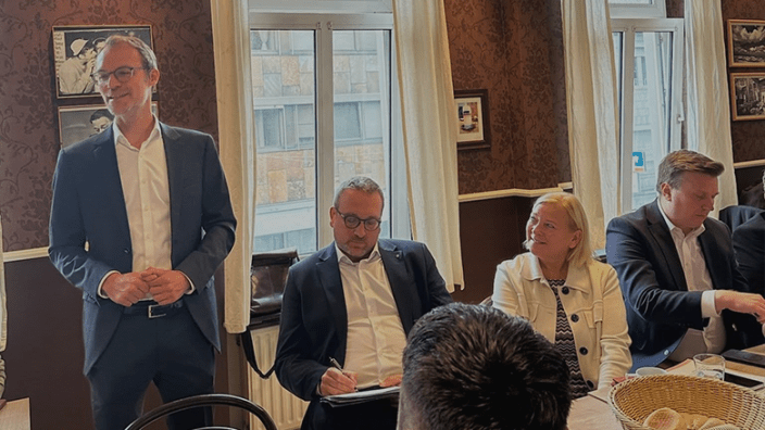 Praxis statt Papierflut: Heike Troles MdL und Dr. Christian Untrieser MdL beim MIT-Unternehmerfrühstück in Dormagen