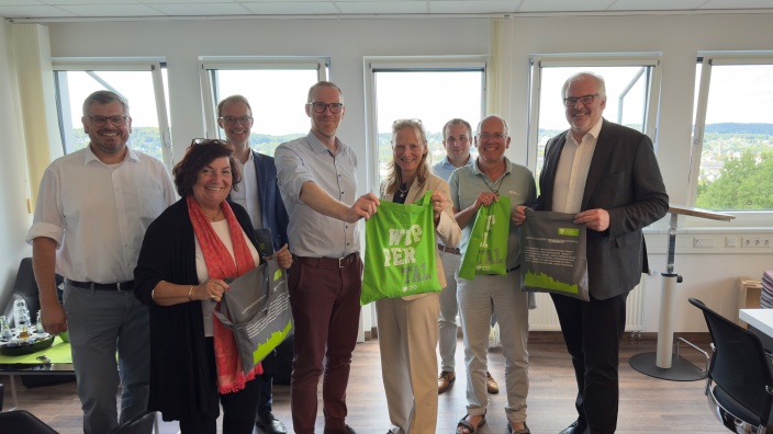 Gruppenbild der bergischen Sommertour (v.l.n.r.): Peter Blumenrath, Claudia Schlottmann, Christian Untrieser, Jan Heinisch, Prof. Dr. Brigitta Wolff, Martin Lucke, Martin Sträßer, Sebastian Haug