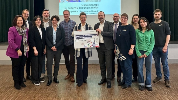 Gruppenfoto bei der Förderungsübergabe mit Ina Brandes in Hilden