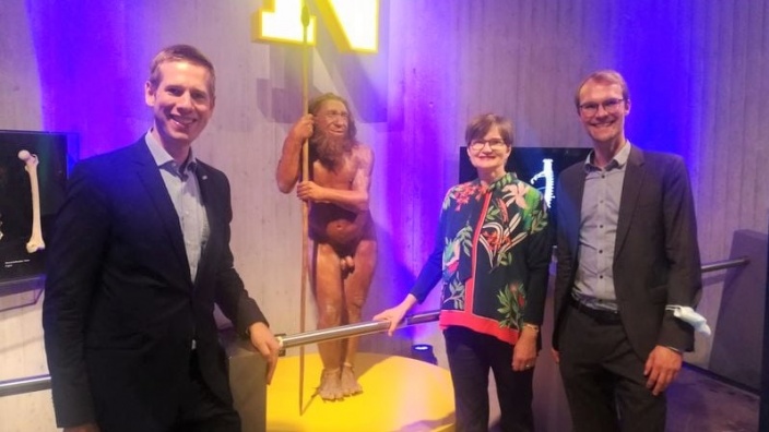 V.l.n.r.: Erkraths Bürgermeister Christoph Schultz, Museumsleiterin Dr. Bärbel Auffermann und Dr. Christian Untrieser stehen vor Statue eines Neanderthalers.