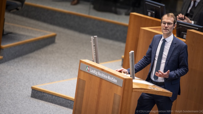 Dr. Christian Untrieser am Rednerpult im Plenarsaal des Landtags von Nordrhein-Westfalen