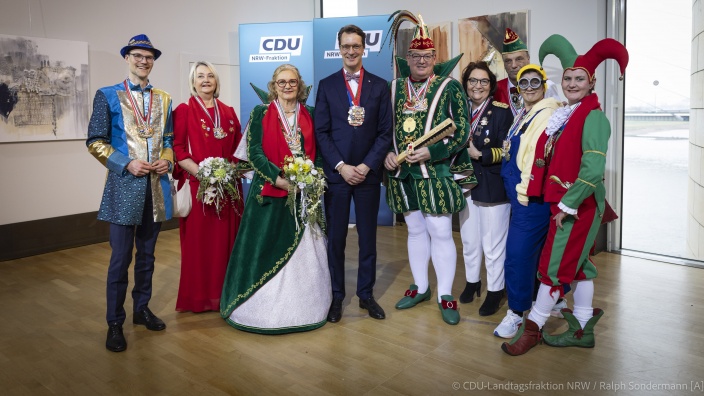 Gruppenfoto: Hildener Prinzenpaar und Hofstaat, NRW Ministierpräsident Hendrik Wüst, Claudia Schlottmann MdL und Dr. Christian Untrieser MdL